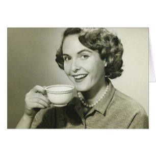 Mujer que sostiene las tazas