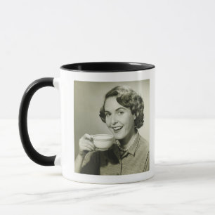 Mujer que sostiene las tazas