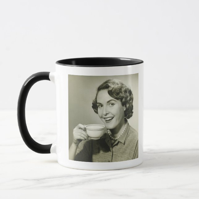 Mujer que sostiene las tazas (Izquierda)