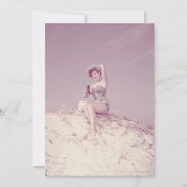 Mujer relajándose en la playa (Anverso)