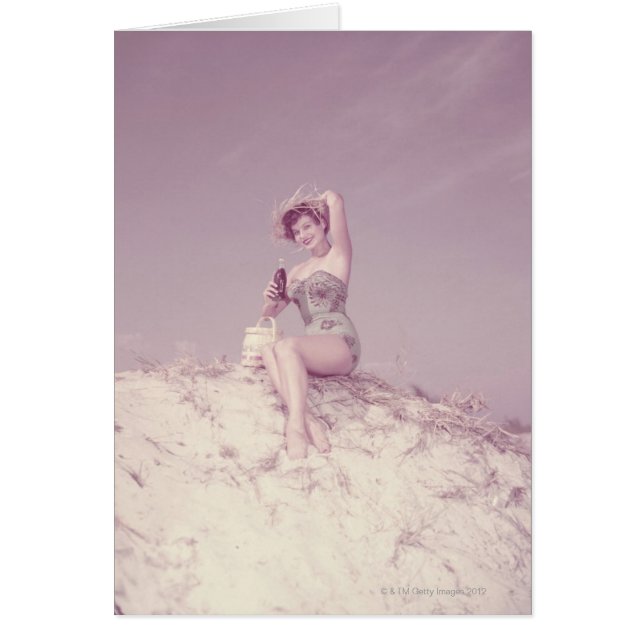 Mujer relajándose en la playa (Frente)