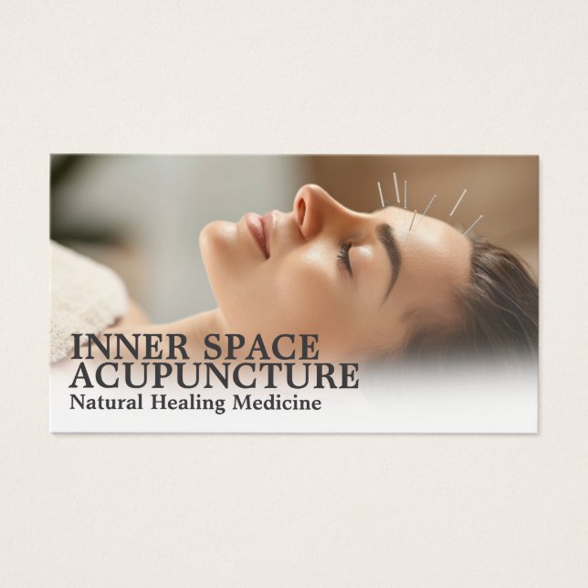 Mujer relajándose recibiendo acupuntura (Frente)
