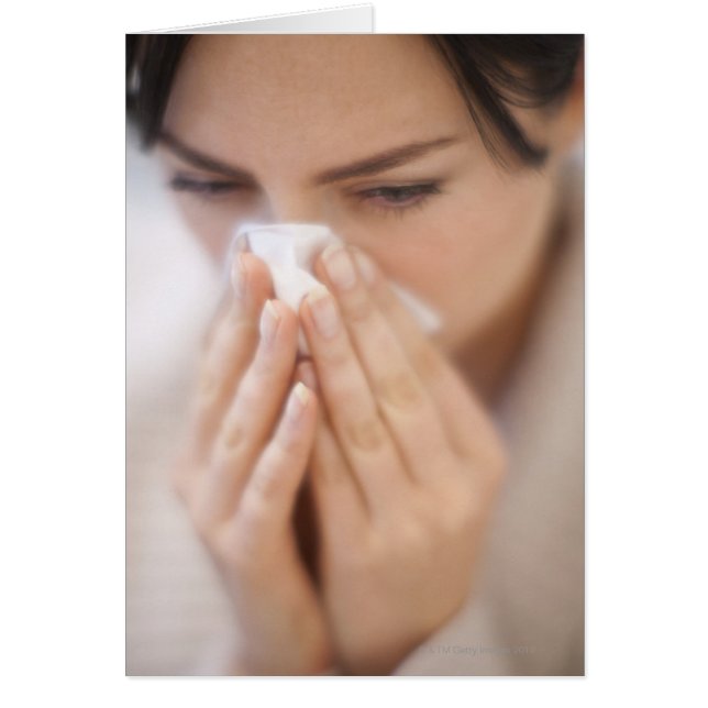 Mujer sonando la nariz. (Frente)