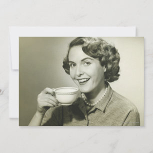Mujer sosteniendo tazas