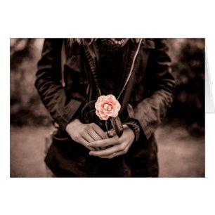 Mujer sosteniendo una camellia rosa