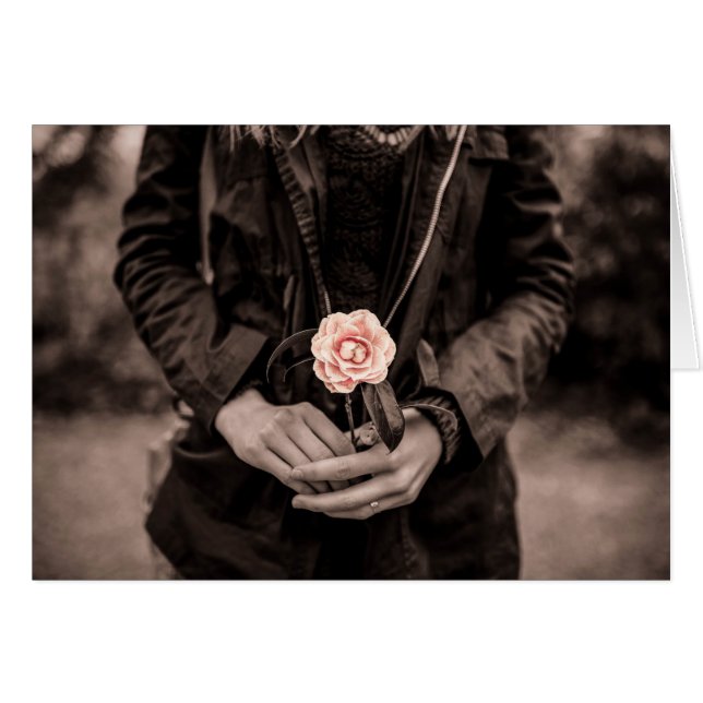 Mujer sosteniendo una camellia rosa (Anverso (Horizontal))