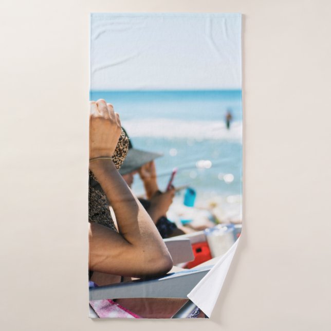 Mujer tirada en una tumbona cubriendo su cara con  (Toalla de baño)