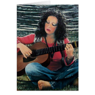 Mujer tocando música con guitarra acústica