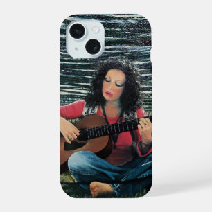 Mujer tocando música con guitarra acústica