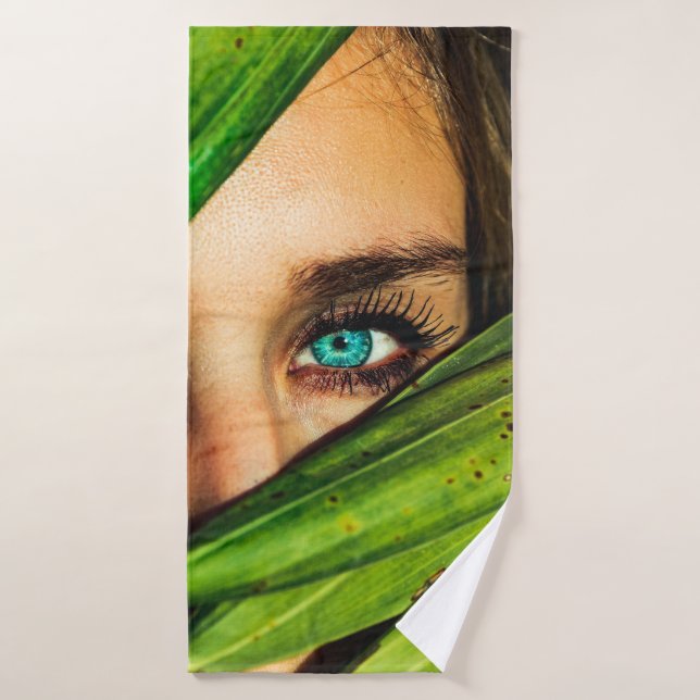 Mujer tras hojas verdes (Toalla de baño)