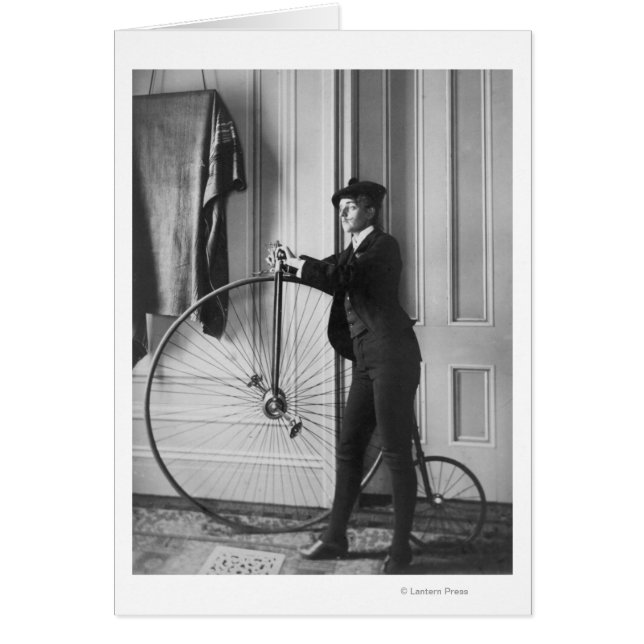 Mujer vestida como hombre con bicicleta (Frente)