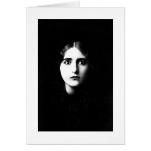 Mujer victoriana con expresión inquietante