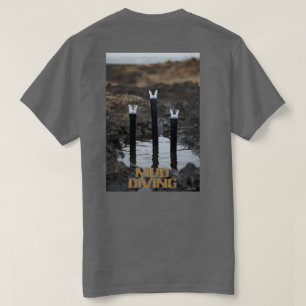 Mujeres buceando en el barro camiseta gris espalda