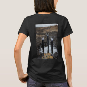 Mujeres buceando en lodo camiseta negra por detrás