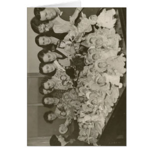 Mujeres con las muñecas, c.1930s, por la capilla