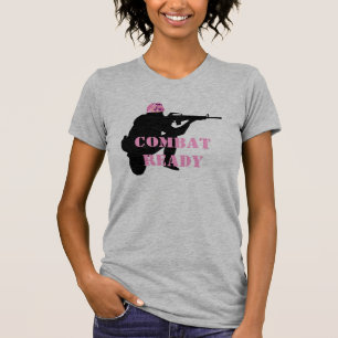 Mujeres en camiseta del casco del rosa del combate