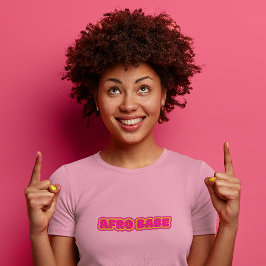 Mujeres negras, árabes rosados abundan en camiseta