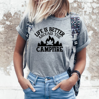 Mujeres rodeando la camiseta del campamento