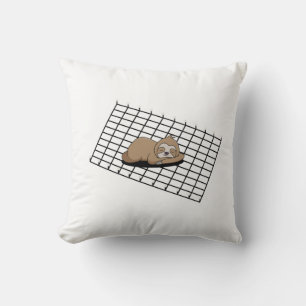 Muñeca acogedora en una almohada de red