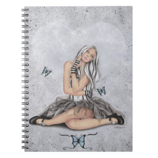 Muñeca en el cuaderno de la mariposa del corazón