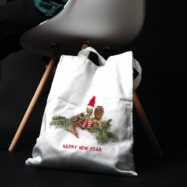 Muñeca Sentada Entre La Bolsa De Pine Cone Tote (Subido por el creador)