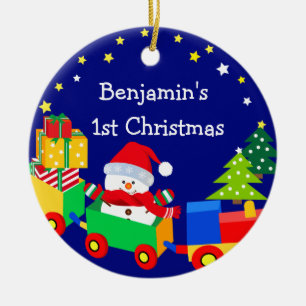 Muñeco de nieve adorable en el ornamento del