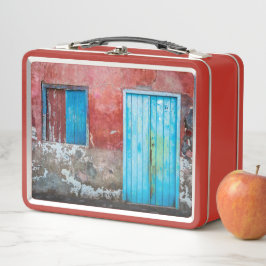 Muro rojo, azul y gris, puerta y ventana