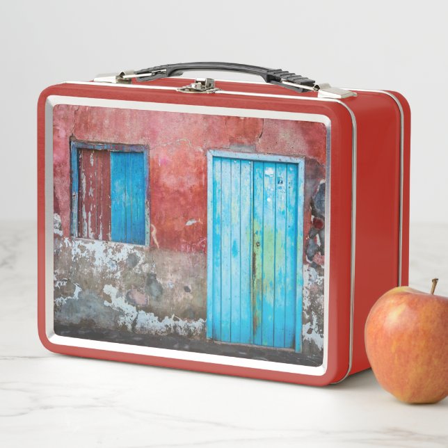 Muro rojo, azul y gris, puerta y ventana (In situ)