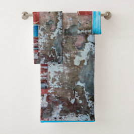 Muro rojo, azul y gris, puerta y ventana