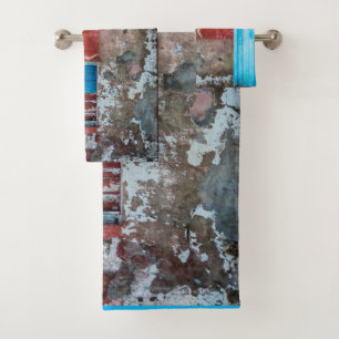 Muro rojo, azul y gris, puerta y ventana
