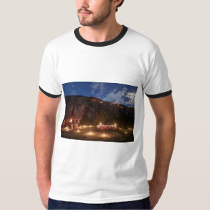 Murugi viste la camiseta básica del cantante mascu