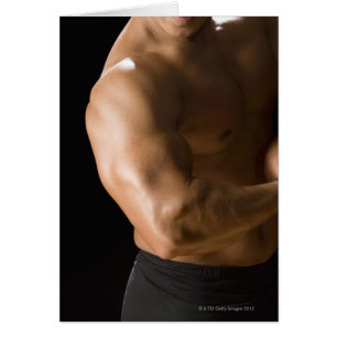 Músculos de flexión para el culturista masculino,