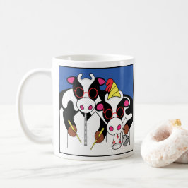 Músicos de cumpleaños en tazas de café blancas clá