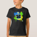 Mustache Dreidel - Camisa oscura<br><div class="desc">Creemos que la última tendencia infantil de este año — el bigote — se ve fantástica en nuestro dreidel! El diseño azul, verde y amarillo se completa con los wayfarers. ¡Esta camiseta le agregará un toque de moda actual a las celebraciones de Hannukah de su hijo! También disponible en un...</div>