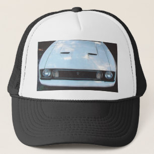 Mustango 73" imagen del frontview en un gorra