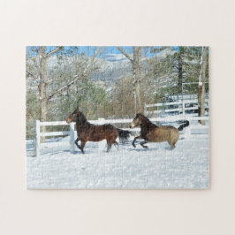 Mustangs corriendo en el rompecabezas de la nieve