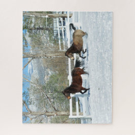 Mustangs corriendo en el rompecabezas de la nieve