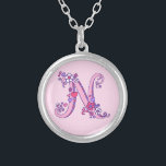 N collar de letras decorativas en monograma<br><div class="desc">Letra de bonito N monograma pendiente. Dibujo de letras caprichosas de la letra inicial mayúscula N ideal para chicas de regalo con un nombre que comienza con N. El color de fondo se puede cambiar si se requiere, actualmente rosa claro. © Dibujo y diseño originales de Sarah Trett www.sarahtrett.com para...</div>