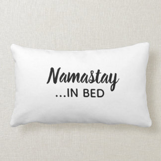 Namastay en la almohada de lanzamiento de la cama