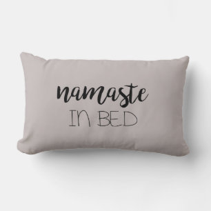 Namaste en la almohada de yoga en cama