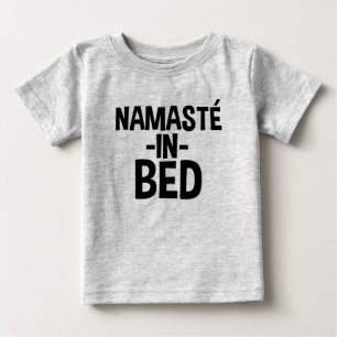 Namaste en la camiseta de bebé graciosa de la cama