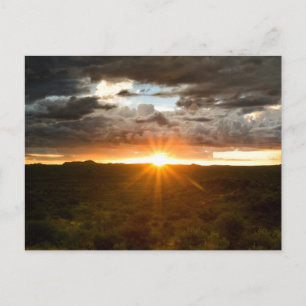 Namibia - puesta del sol sobre la postal de llanos