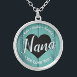 Nana We Love You Grandkids Denomina El Collar<br><div class="desc">Nana We Love You personalized grand kids (Nana te queremos), plantilla personalizada de nombres de nietos grandes. Fácil de usar, sólo cambia los nombres de los nietos grandes a sus propios hijos. Todo el texto se desbloquea y se personalizable si es necesario. Trato rústico de fondo de grano de madera....</div>