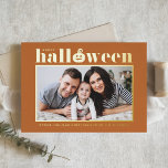 Naranja Jack-o'-lantern Foto Halloween<br><div class="desc">¡Feliz Halloween! Envíe saludos de Halloween a la familia y amigos con esta tarjeta de personalizable de Halloween. Presenta una tipografía retro audaz y un acento de calabaza con un fondo naranja. Personalice agregando sus detalles. Esta tarjeta de fotos de Relieve metalizado dorado de Halloween está disponible en otros colores....</div>