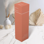 Naranja minimalista Boda Caja de vinos<br><div class="desc">Añada un toque de elegancia a su boda con nuestra minimalista bodega naranja, diseñada para complementar nuestra suite de papelería. Con un brillante y elegante fondo naranja con texto en blanco, esta etiqueta combina perfectamente la simplicidad y la sofisticación. La cuidadosa tipografía y el diseño cohesivo aseguran que sus botellas...</div>