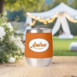 Naranja quemado estilizado Boda Groomsman<br><div class="desc">Regale a su boda groomsman con este moderno y personalizado vaso de vino de acero inoxidable con su nombre en escritura estilizada dentro de un diseño ovalado y blanco. El color de fondo y el guión son naranjas quemados. Personalice su vaso de vino editando y reemplazando el nombre por el...</div>