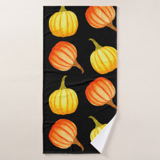 Naranja redondo y calabaza amarilla. Agua transpar