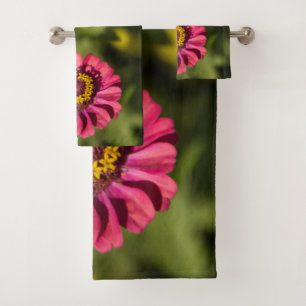 Naranja y zinnias rosas en flor