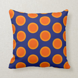 Naranjas del lunar en la almohada azul