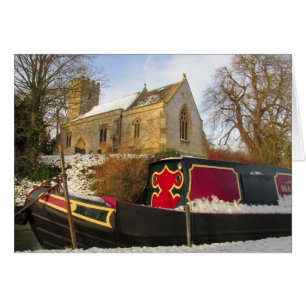 Narrowboat e iglesia en la nieve